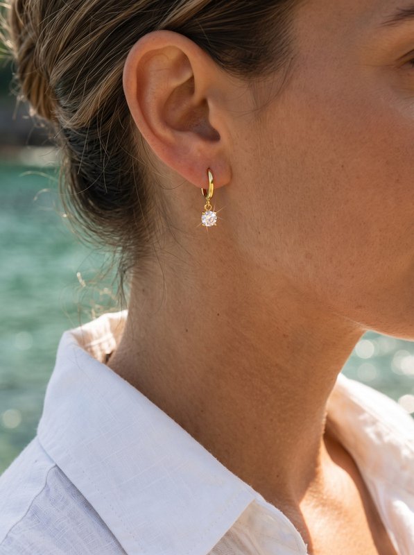 Cathie – Boucles d'Oreilles Huggie avec Pendentif Zircone – Plaqué Or