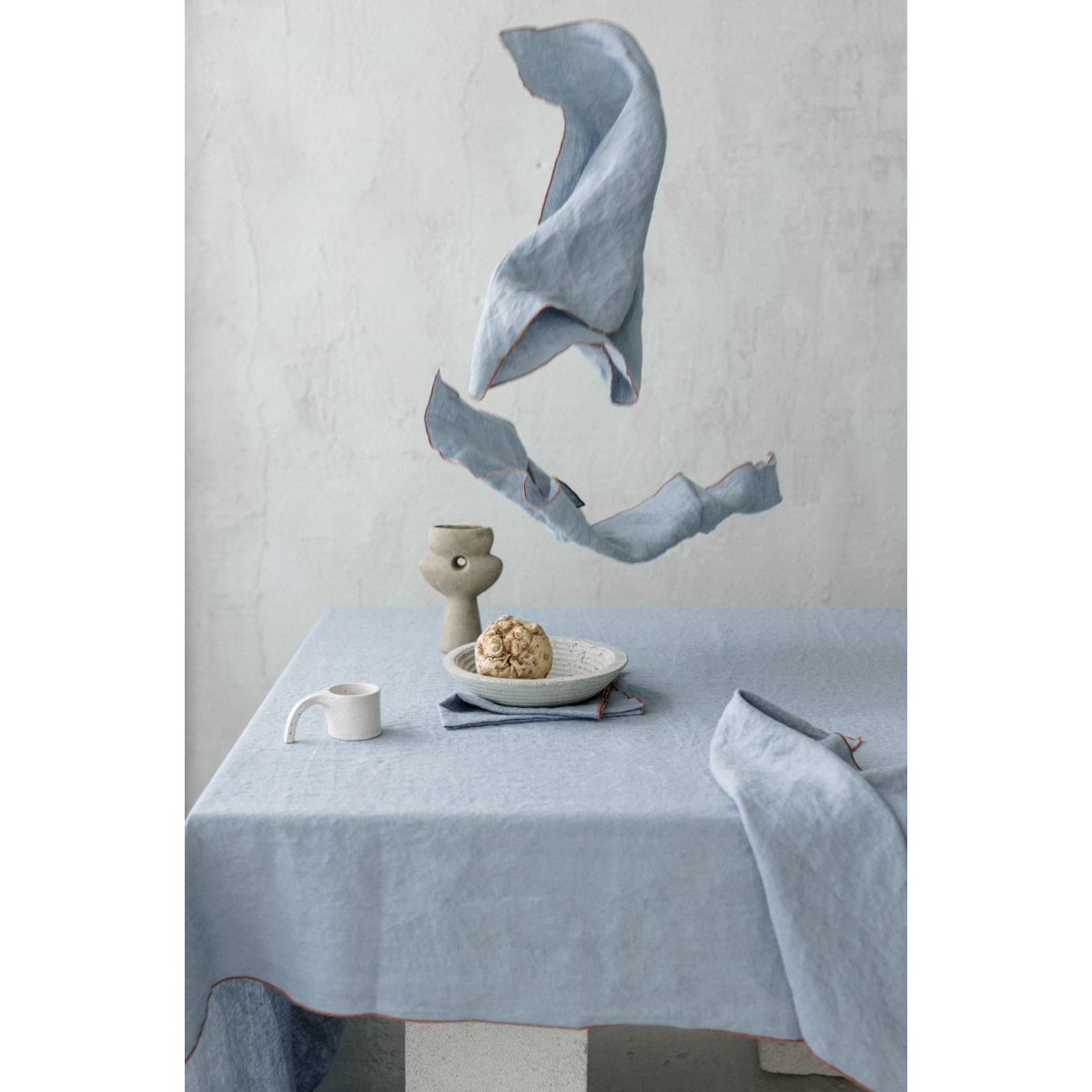 Linnen tafelkleed met contrastdetail Lake Tonic Blue -250x145cm