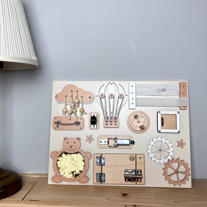 Extra kleines, geschäftiges Board mit Türen