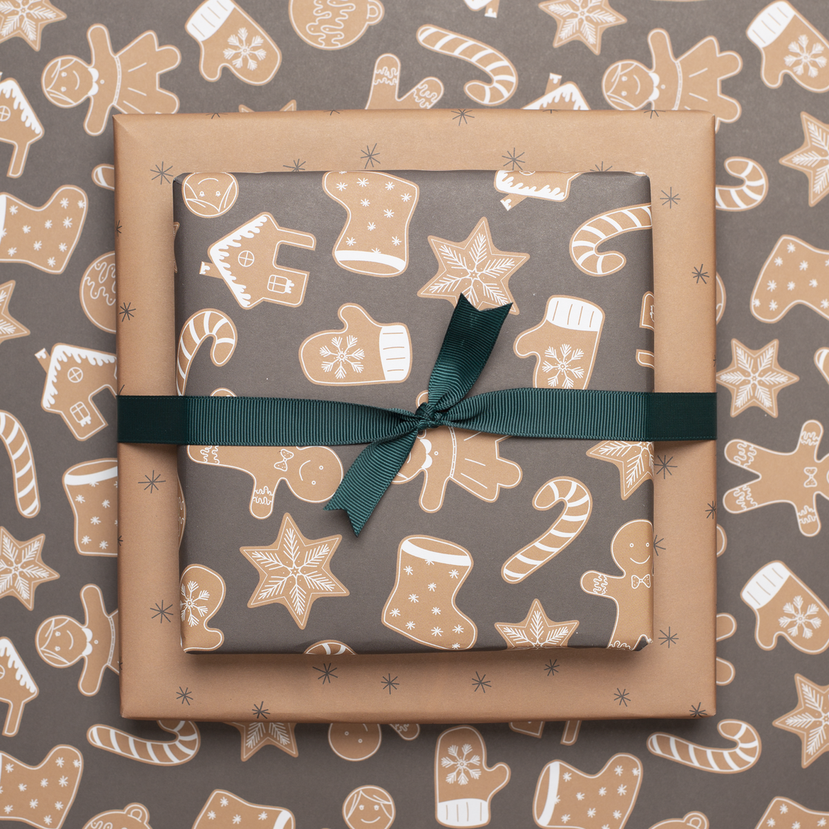 Papel de regalo de doble cara Navidad "pan de jengibre" Galletas navideñas en color beige y marrón fabricado con papel 100% reciclado