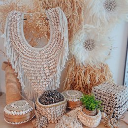 Elongated decorative necklace