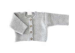 Cardigan til nyfødte og babyer lavet af 100% fineste merinould - dolomit - den perfekte gave til en fødsel