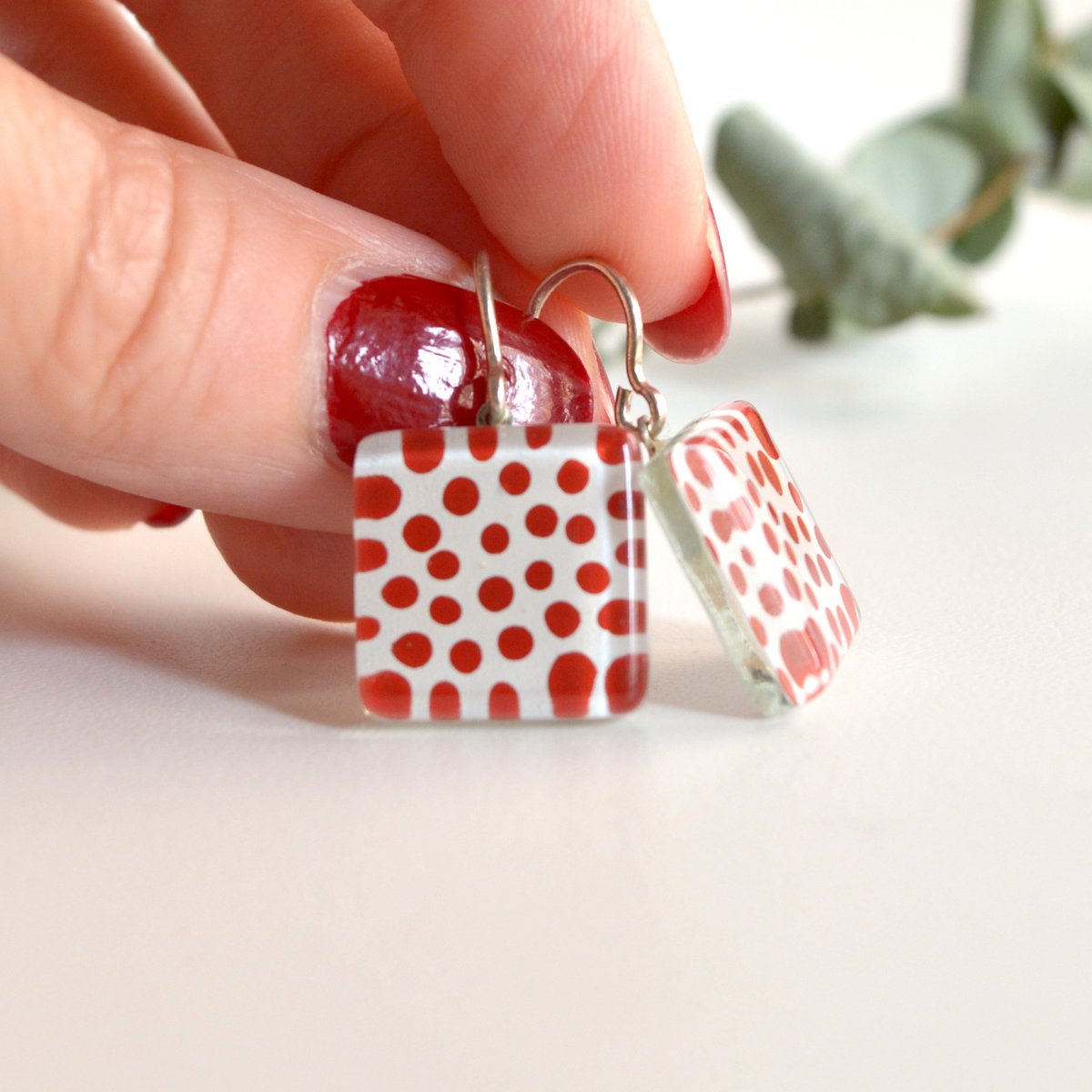 Rote Polka Dot Ohrringe, quadratische Glasfliesen-Ohrhänger mit Sterlingsilber-Haken