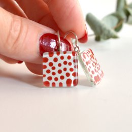 Rote Polka Dot Ohrringe, quadratische Glasfliesen-Ohrhänger mit Sterlingsilber-Haken