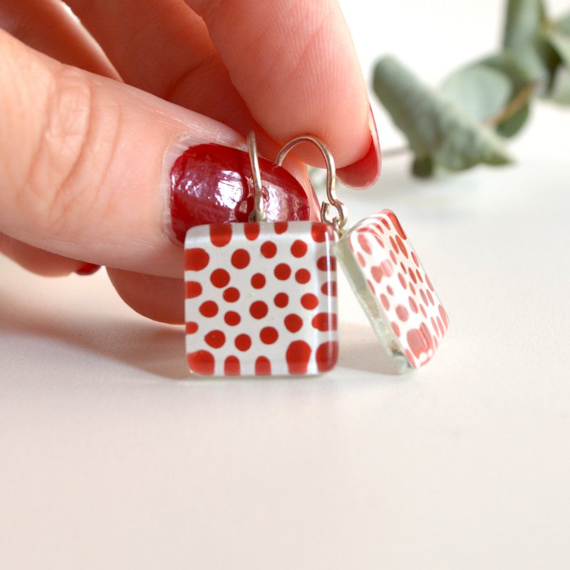 Rote Polka Dot Ohrringe, quadratische Glasfliesen-Ohrhänger mit Sterlingsilber-Haken