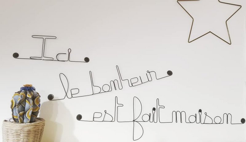 Wanddekoration aus Metall mit Zitat „Hier ist das Glück selbstgemacht“ – zum Anstecken – Wandschmuck