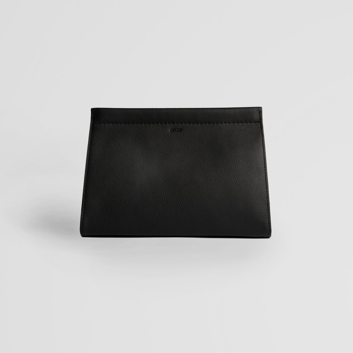 Borsa da toilette minimalista in pelle nera con sistema di chiusura magnetica