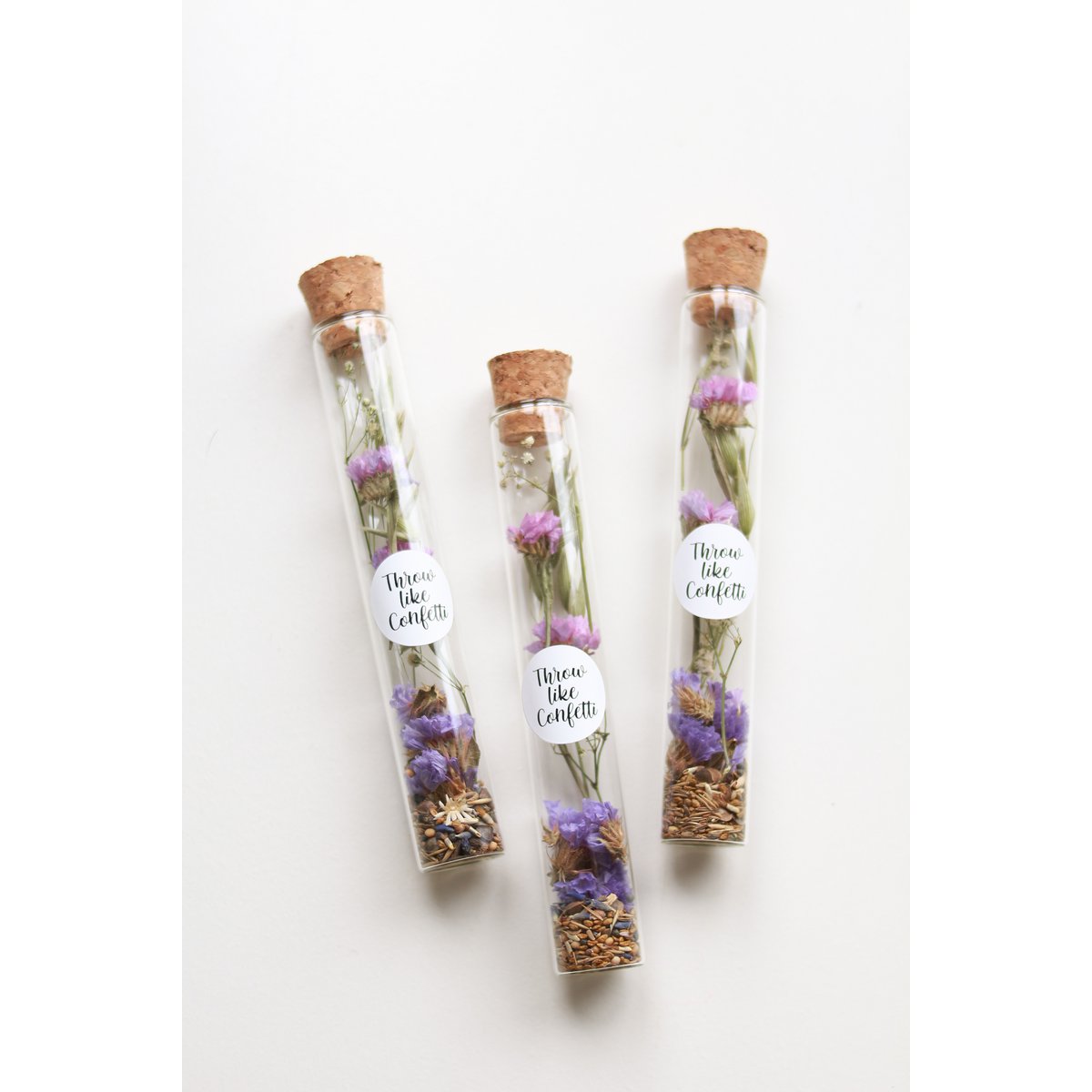 Droogbloemen Statice + bloemzaadjes in een fles met sticker