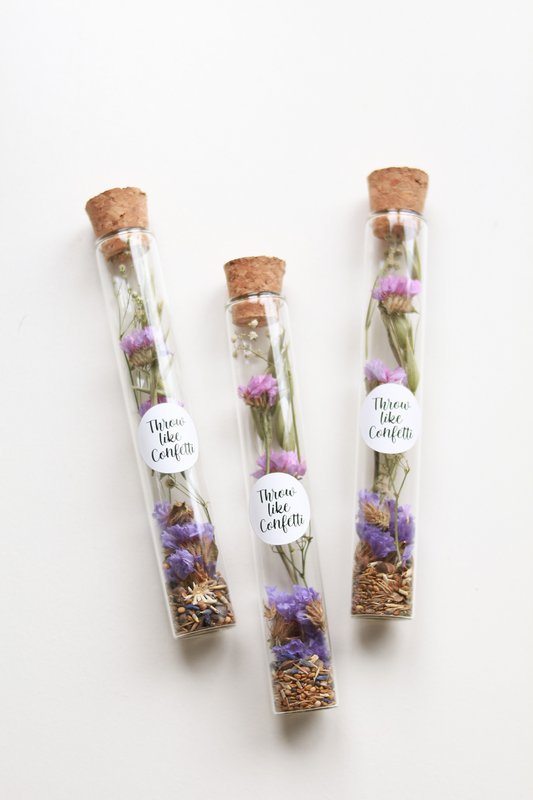 Trockenblumen Statice + Blumensamen in einer Flasche mit Aufkleber