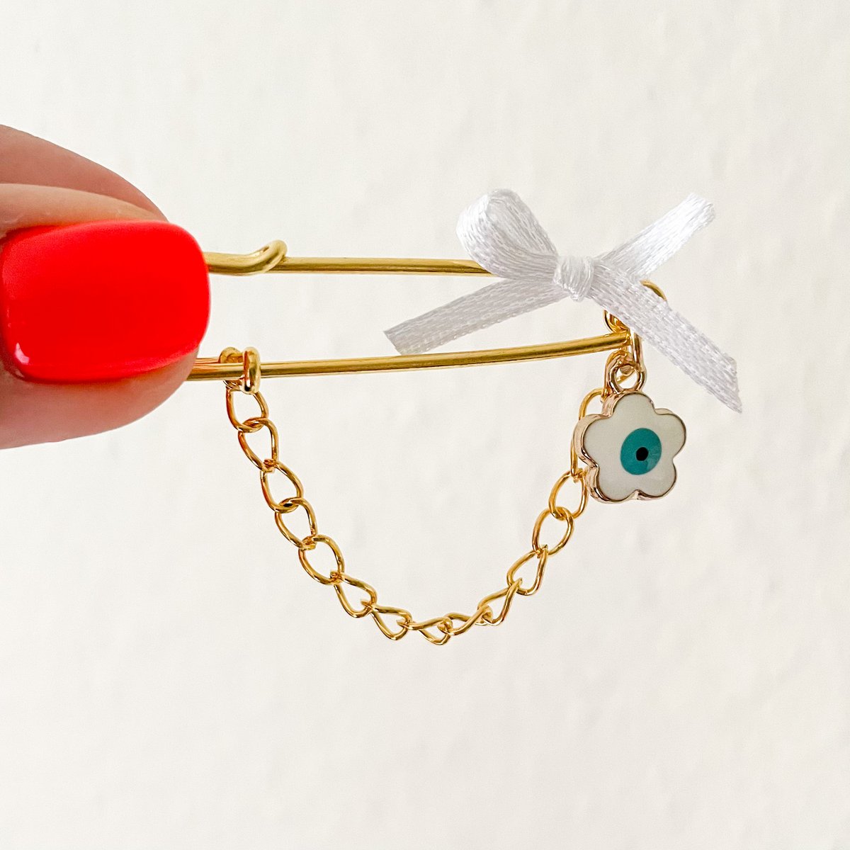 Pin lykkeamulet som gave til fødsel med Evil Eye i hvid og kæde