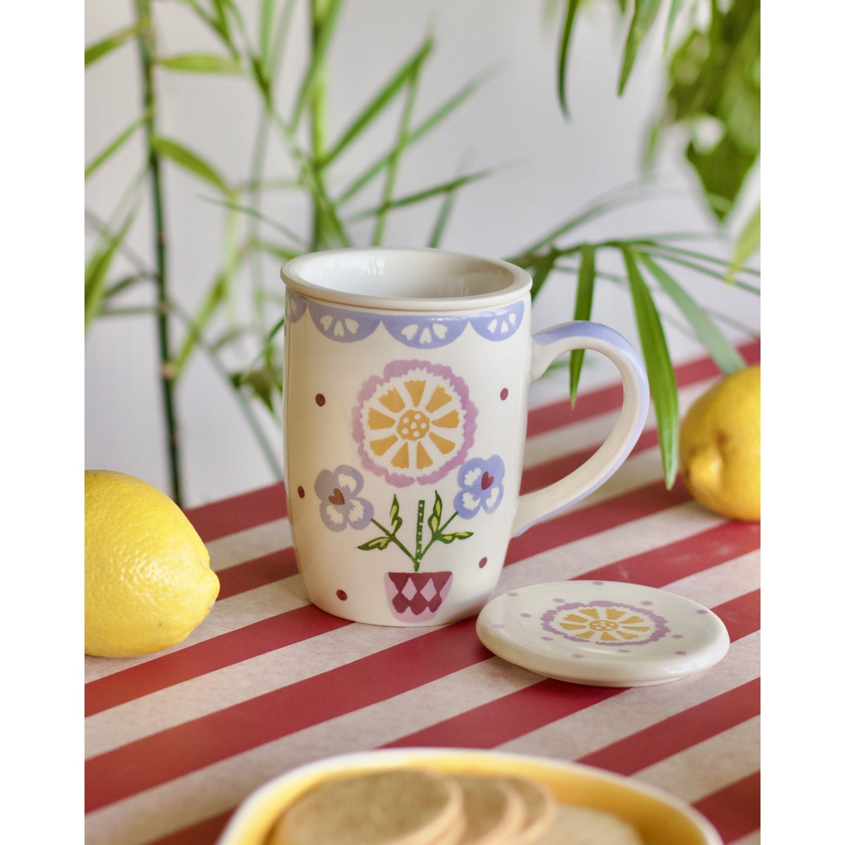 Tasse en céramique peinte à la main avec infuseur et couvercle - Motif floral, 385 ml