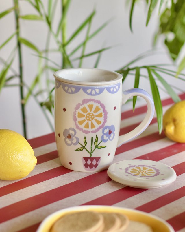 Tasse en céramique peinte à la main avec infuseur et couvercle - Motif floral, 385 ml