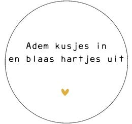 A round yellow wall circle with the text "Adem kusjes in en blaas hartjes uit" (Breathe kisses in and blow hearts out).