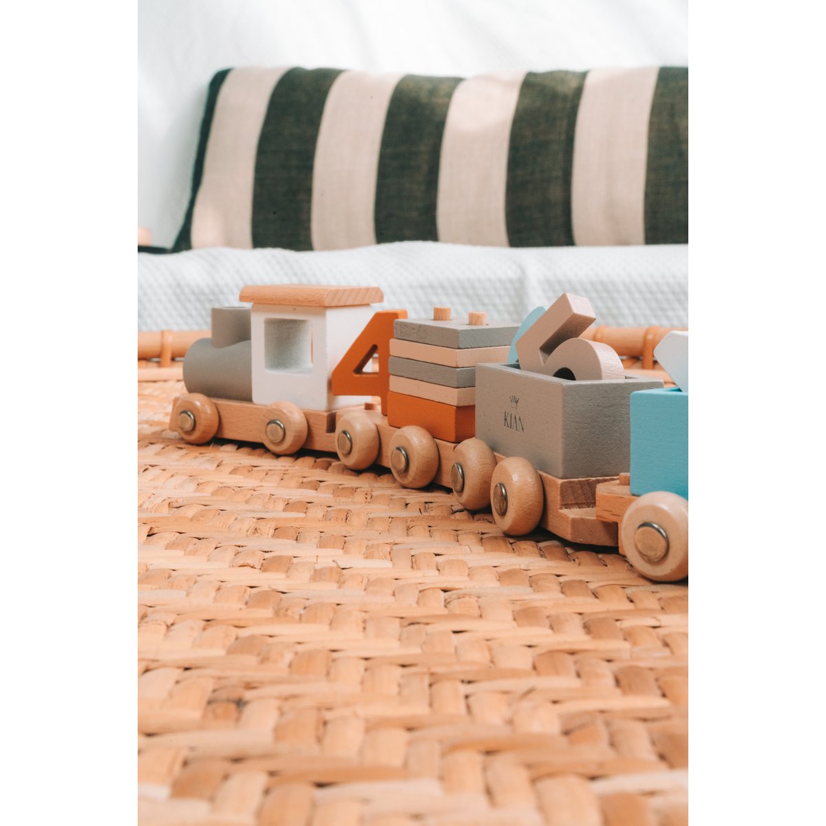 KIAN Family: Wooden locomotive with building blocks