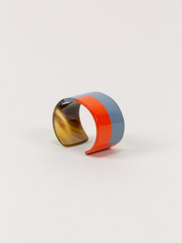 Oranje en grijsblauw gelakte manchet