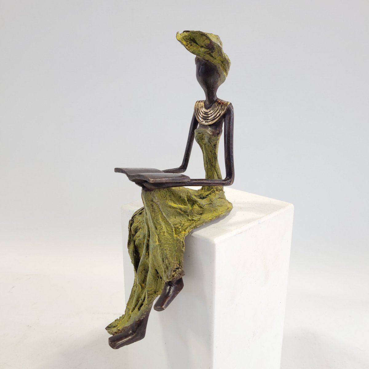 Bronze-Skulptur "kvinde, der læser" af Hamed Nikiema | 28 cm