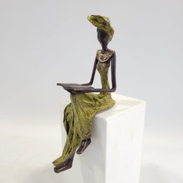 Bronze-Skulptur "woman who reads" by Hamed Nikiema | 28 cm