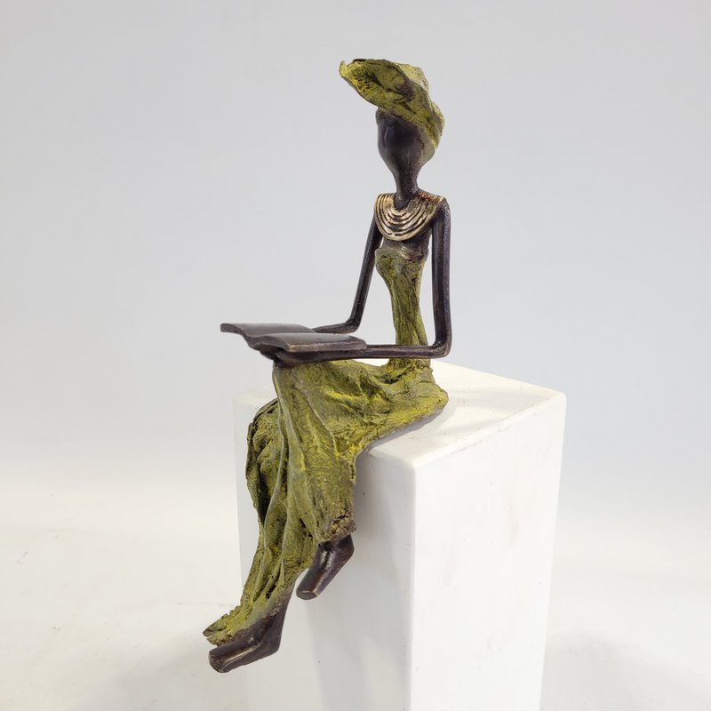 Bronze-Skulptur "woman who reads" by Hamed Nikiema | 28 cm