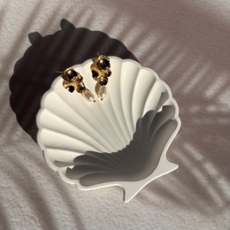 Goldenes Blütenblatt - Ohrringe mit 18 Karat Gold plattierter Flussperle
