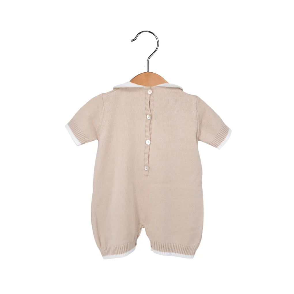 Babygebreid rompertje met berenzak, beige