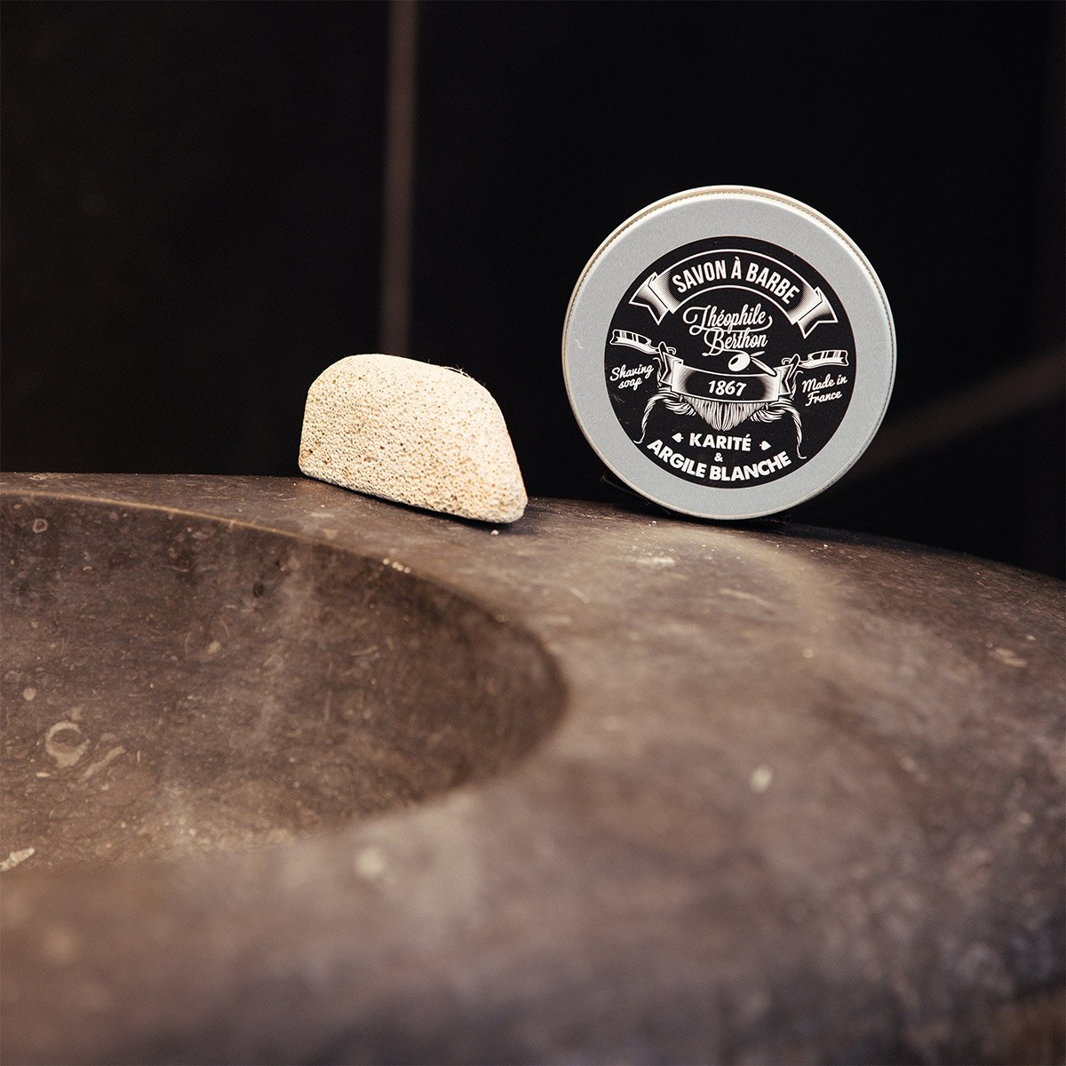 Barbersæbe med 3 naturlige aktive ingredienser fra økologisk landbrug. 100 g