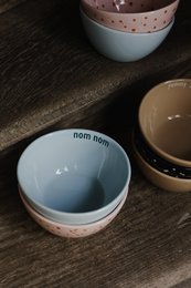 Sisi bowl, Nom Nom