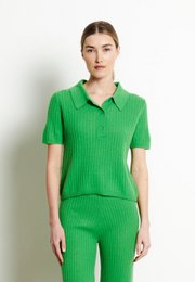  A short-sleeved, ribbed green cashmere polo shirt with a classic collar and button closure. The shirt is part of a matching set that includes green cashmere pants.