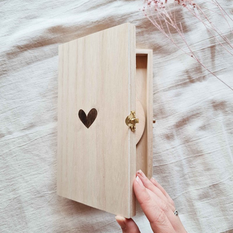 Wij krijgen een baby!– houten kistje met houten cirkel