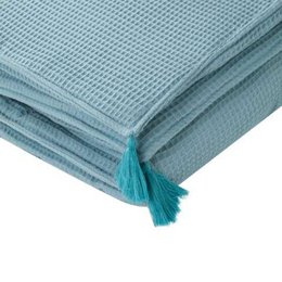  Colcha de berço Wafle Azul, a decorative pillow for a child's room, made of a soft, textured blue fabric with a waffle pattern and tasseled edges.