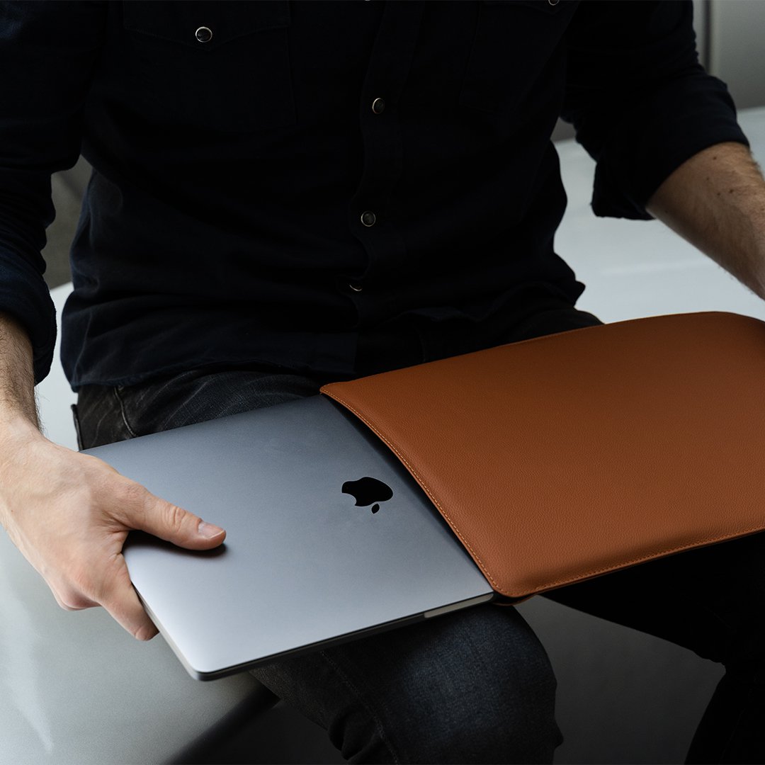 Minimalistische und moderne MacBook-Hülle aus braunem Leder (15 & 16 Zoll)