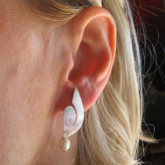 E 876 ear studs, silver with pearl