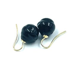 Elegant pearl baroque earrings with a classic black color and teardrop shape. Crafted with high-quality materials for a sophisticated look.