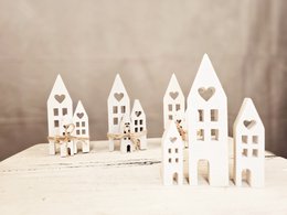 Set of 3 miniature white houses with heart shapes, decorative statues for home decor.