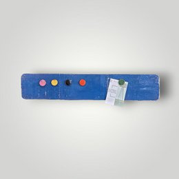 Magnette bord gemaakt van gerecyclede olievaten met 5 kleurrijke magneten 80 cm * 15 cm