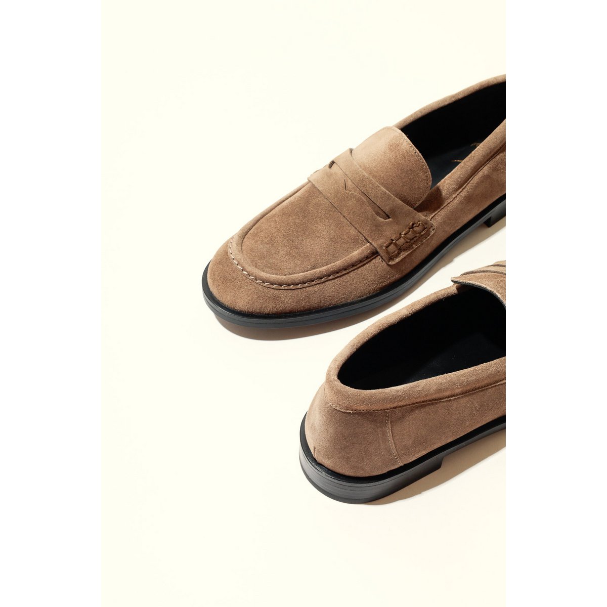 EMILIA TAUPE – Flache Loafer aus weichem Leder