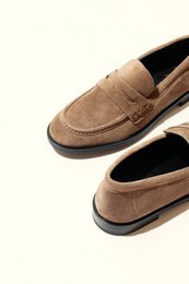 EMILIA TAUPE – Flache Loafer aus weichem Leder
