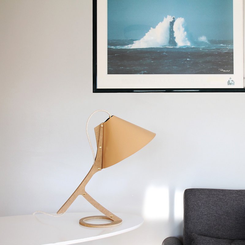 SILENCE Tischlampe aus Upcycling-Leder