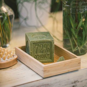 Traditionele Marseillezeep 100% olijfolie. Zonder parfum of conserveermiddel. Kubus 300g