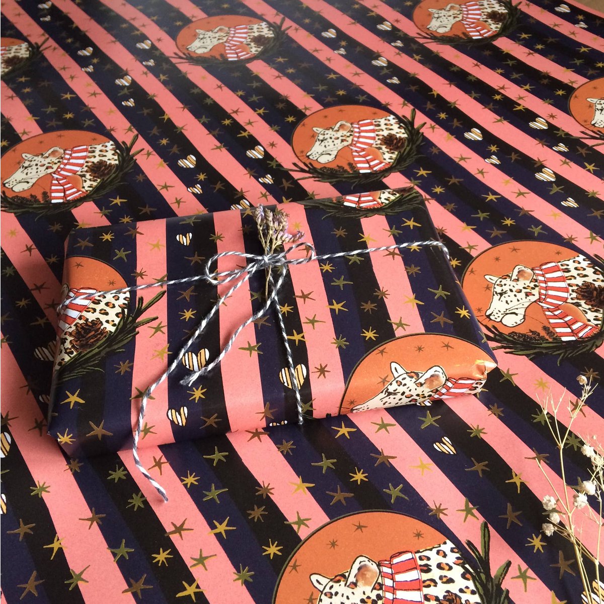 Seasonal Leopard Geschenkpapierrolle (50 x 70 cm)