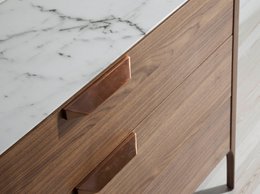 Kommode aus Fiberglas mit Marmoreffekt und Walnussholz