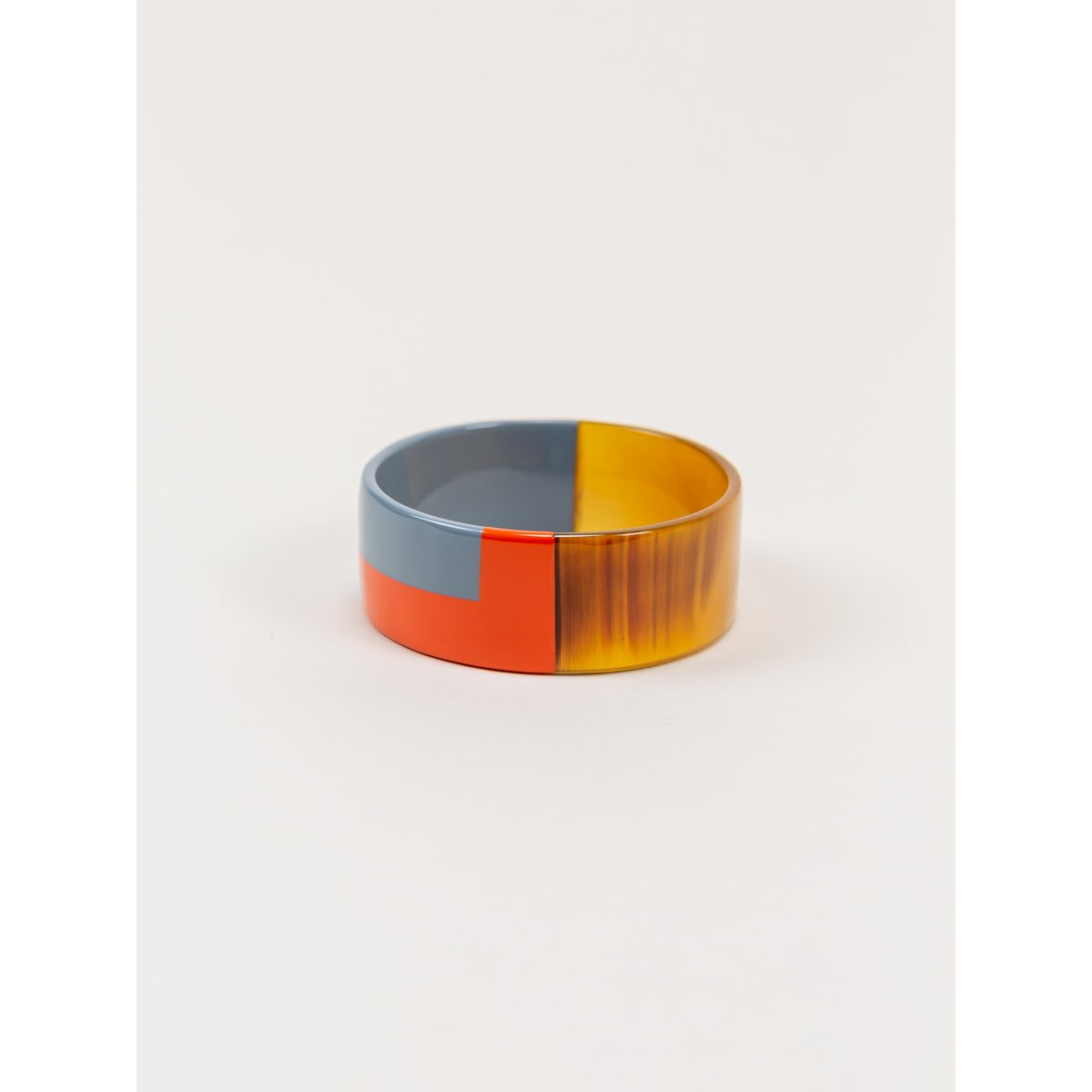 Brede oranje en blauwgrijze koffie gelakte armband