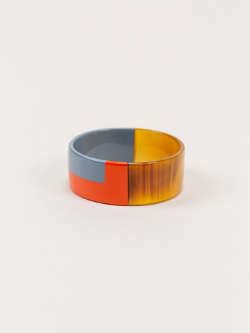 Brede oranje en blauwgrijze koffie gelakte armband