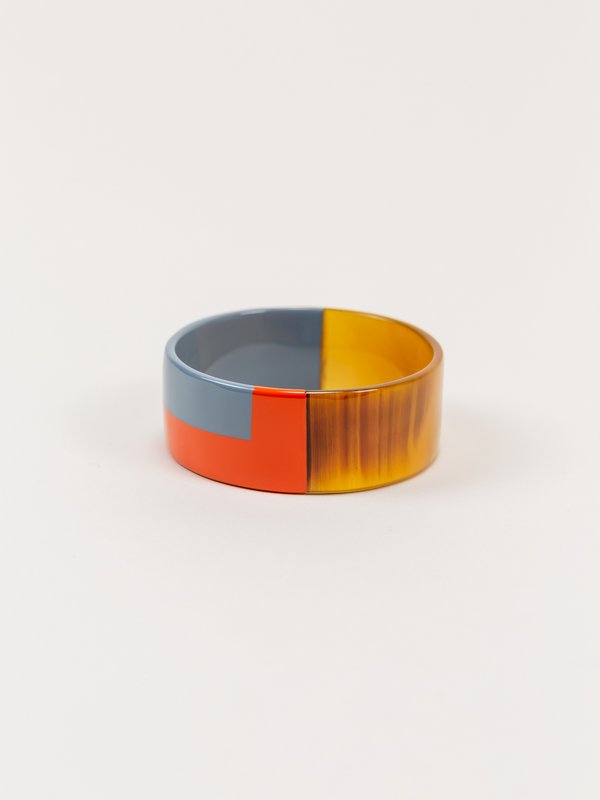 Brede oranje en blauwgrijze koffie gelakte armband