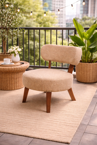 Beige gestoffeerde accentstoel met houten poten