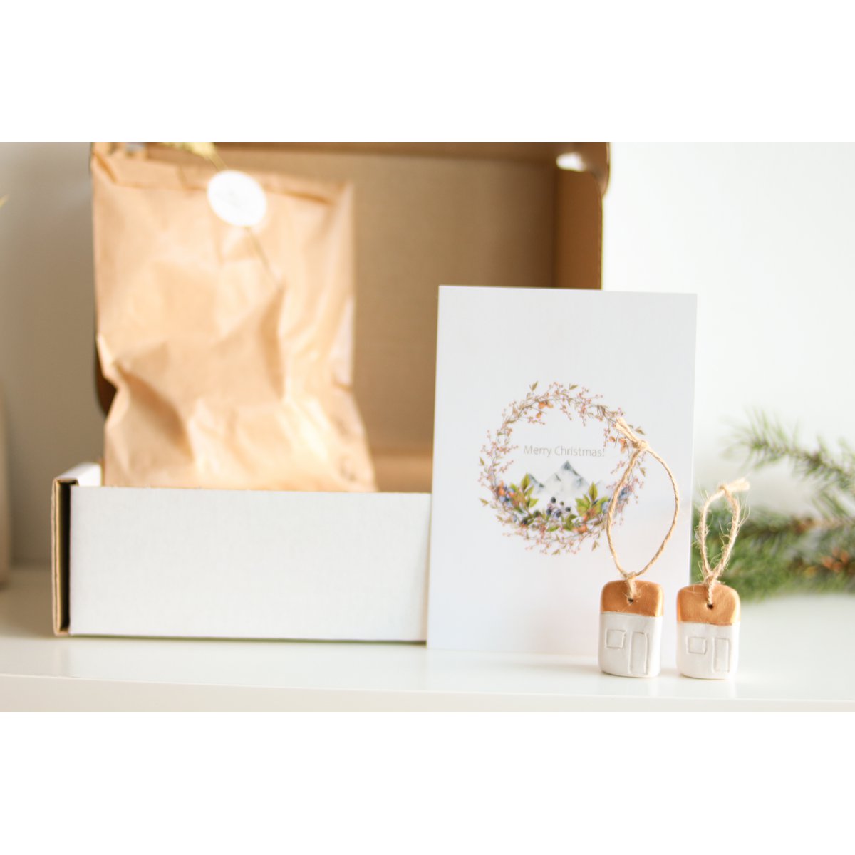 Kerst cadeau: Kerstboomhanger huisjes van  keramiek