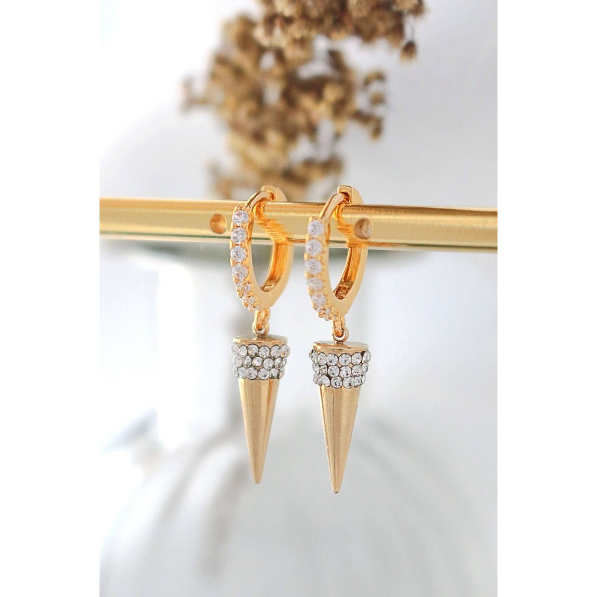 Aretes tipo argolla con forma de cono y punta con circonita cúbica de 24 quilates