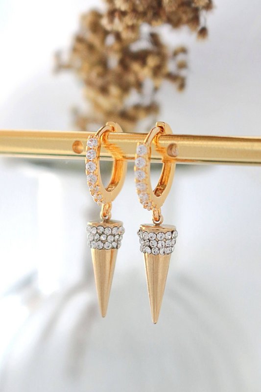 Aretes tipo argolla con forma de cono y punta con circonita cúbica de 24 quilates
