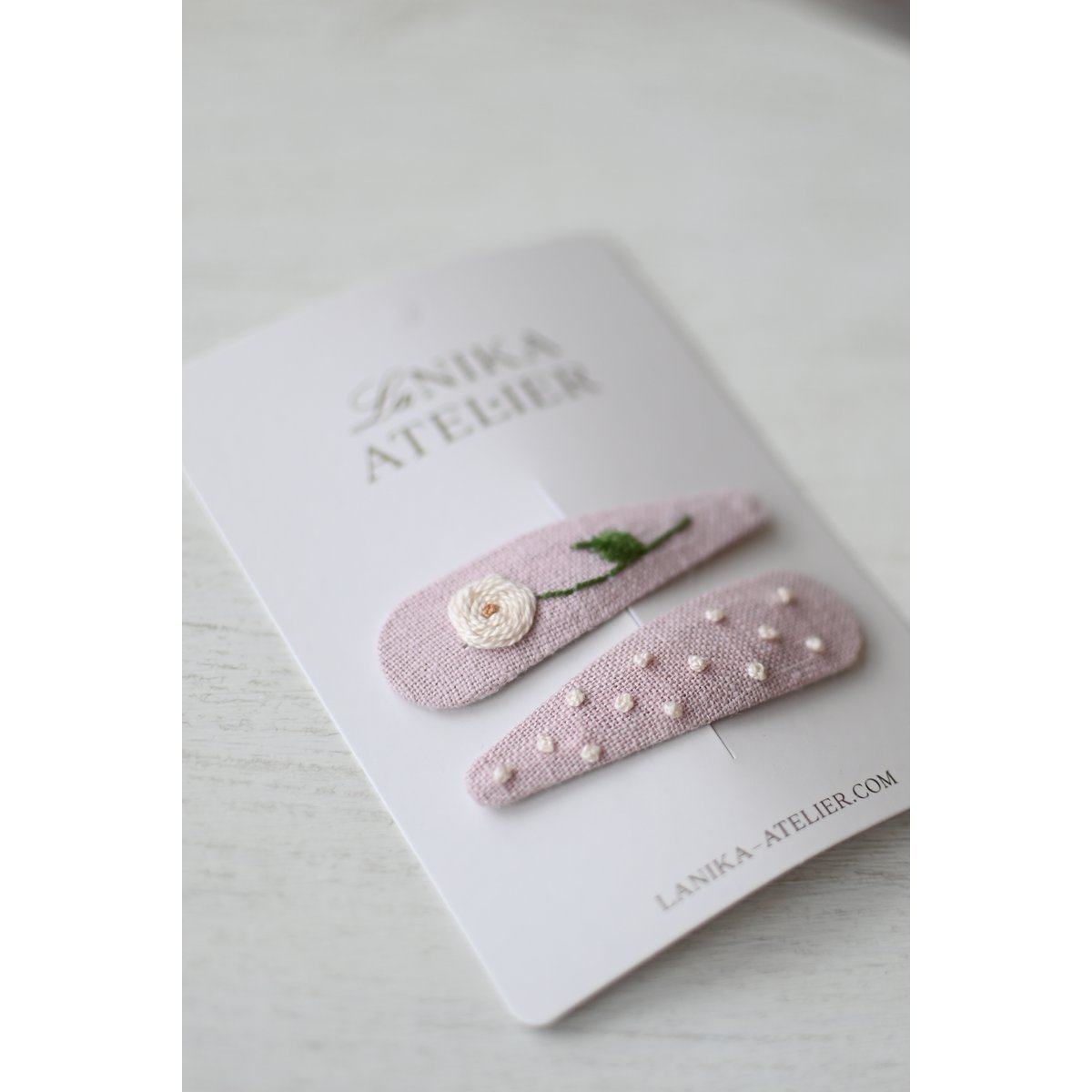 Pinces à cheveux rose bébé brodées à la main + pois