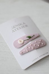 Babyroze handgeborduurde roos + stippen haarspeldjes
