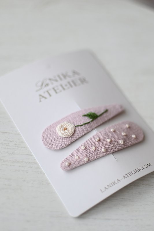 Pinces à cheveux rose bébé brodées à la main + pois